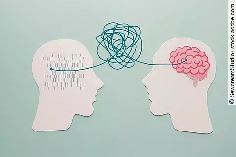 Illustration: 2 ausgeschnittene Papierköpfe verbunden durch ein Knäuel Illustration: 2 ausgeschnittene Papierköpfe verbunden durch ein Knäuel