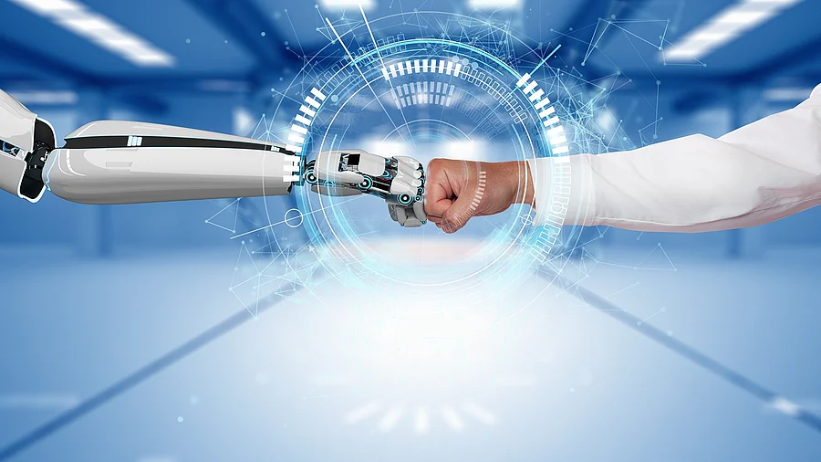 Mensch und KI Faustgruß einer Roboterhand und einer Arzthand