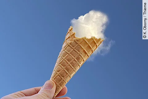 Eiswaffel vor dem blauen Himmel und eine Wolke als "Eiskugel".