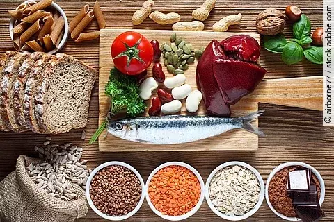 Vollkornbrot, Hülsenfrüchte, Tomate, Leber