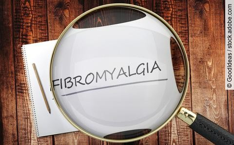 Zettel mit Aufschrift Fibromyalgie unter der Lupe