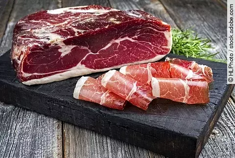 Schinken auf grauem Brett