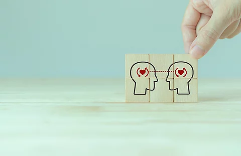 Zwei Köpfe mit Herz in Mitte