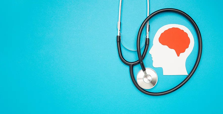 A brain shape made from paper and a stethoscope on a light blue background Ein animierter Kopfumriss mit betontem Hirn