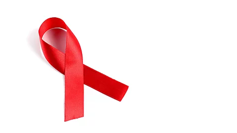 rote Aidsschleife auf weißem Hintergrund