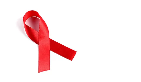 rote Aidsschleife auf weißem Hintergrund