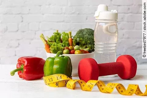 Gesunde Nahrungsmittel, Maßband und eine Flache Wasser.