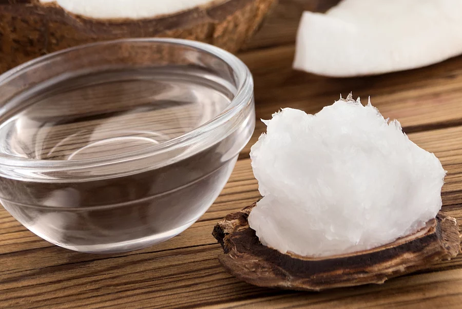 Kokosöl und Kokosnuß Kokosöl und Kokosnuss auf Holzuntergrund
