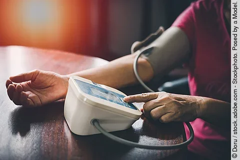 Ältere Frau misst ihren Blutdruck