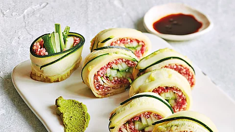 Pinkes Quinoa-Sushi ohne Algen
