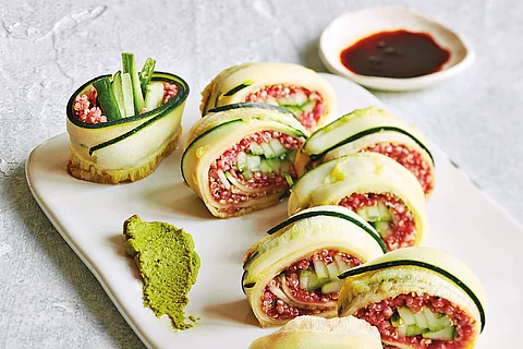 Pinkes Quinoa-Sushi ohne Algen