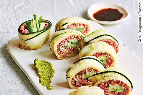 Pinkes Quinoa-Sushi ohne Algen