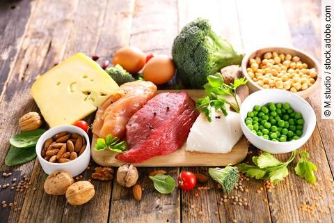 Proteinreiche Lebensmittel auf einem Holztisch. 