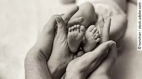 Eltern halten Babyfüße
