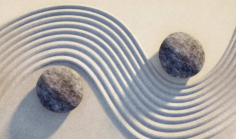 Steine Yin Yang im Sand.