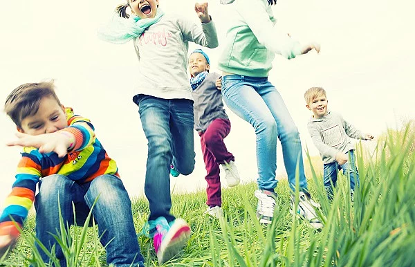 Kinder im Freien, rennen