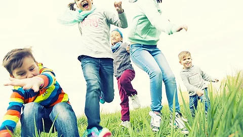 Kinder im Freien, rennen