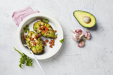 Gefüllte Aubergine mit Couscous, Tomaten, Avocado und Kräutern