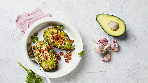 Gefüllte Aubergine mit Couscous, Tomaten, Avocado und Kräutern Gefüllte Aubergine mit Couscous, Tomaten, Avocado und Kräutern