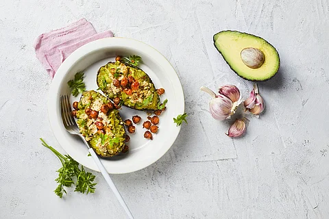 Gefüllte Aubergine mit Couscous, Tomaten, Avocado und Kräutern