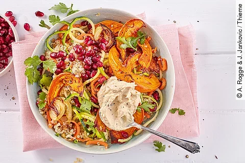 Bunter Salat mit   Hokkaido und Hummus