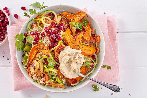 Bunter Salat mit   Hokkaido und Hummus