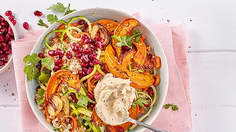 Bunter Salat mit   Hokkaido und Hummus