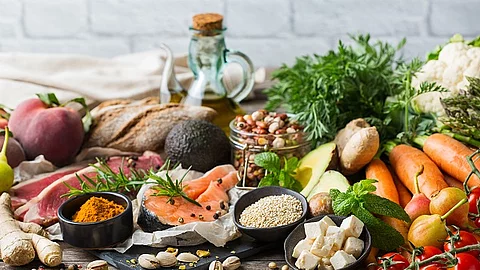 Gesunde Nahrungsmittel: Gemüse, Nüsse, Pflanzenöl, Fisch, Fleisch
