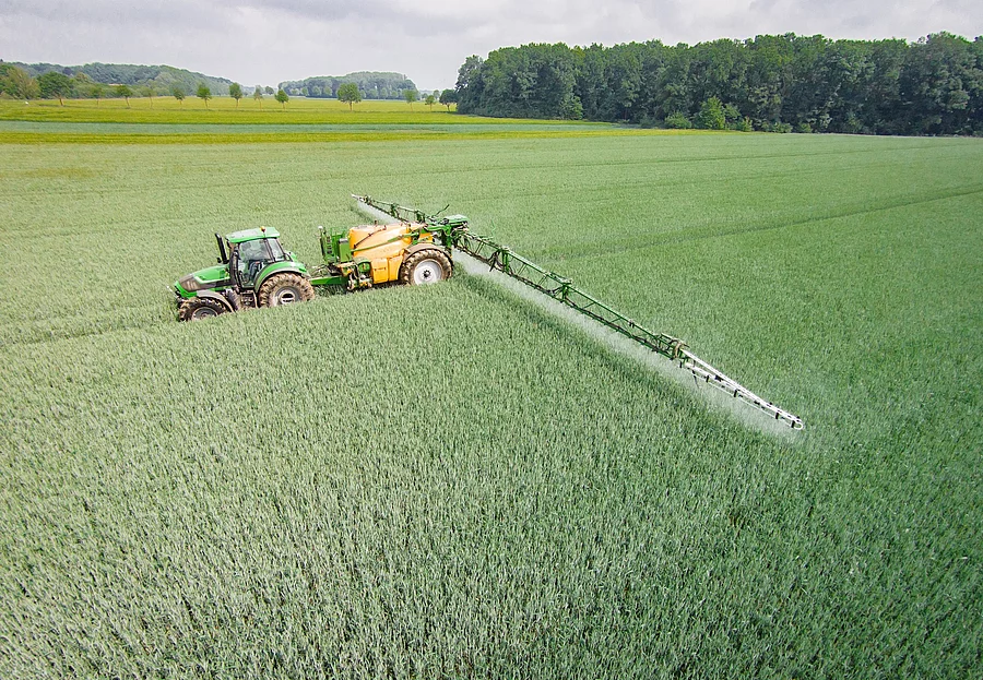 Unkrautbekämpfung, Traktor spritzt auf dem Feld 