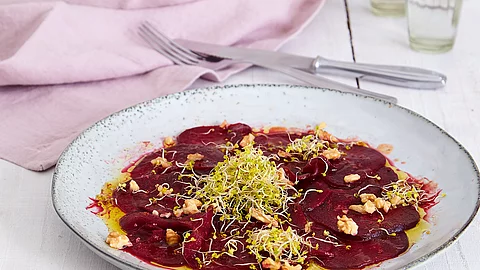 Rote-Bete-Carpaccio mit Sprossen