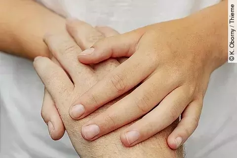 Drei Hände halten sich gegenseitig