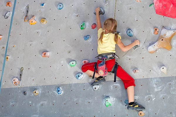 Mädchen klettert in der Kletterhalle