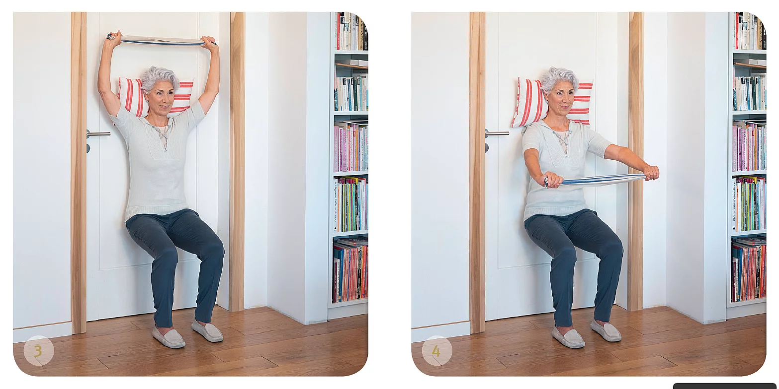 Seniorin macht Übungen an einer Tür.