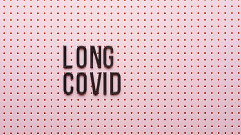 Long Covid: Schriftzug auf rosa Hintergrund