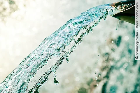 Wasserstrahl aus einem Brunnen