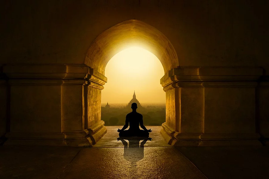 Meditation in buddhistischen tempel