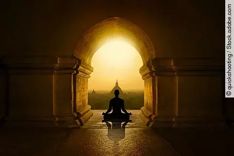 Meditation in buddhistischen tempel