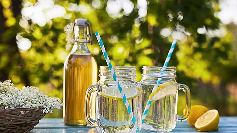 Zwei Gläser mit Limonade auf einem Tisch.