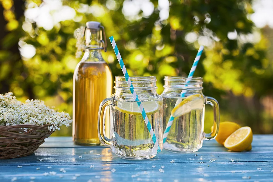 Zwei Gläser mit Limonade auf einem Tisch.