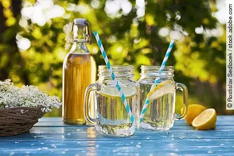 Zwei Gläser mit Limonade auf einem Tisch.