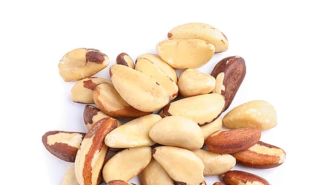 Paranüsse auf weißem Hintergrund