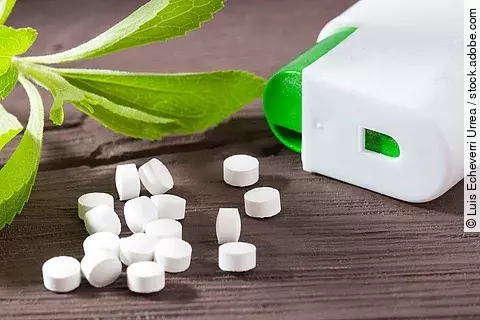 frische Stevia-Blätter, Süßstoffspender und Süßstofftabletten