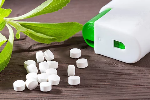 frische Stevia-Blätter, Süßstoffspender und Süßstofftabletten