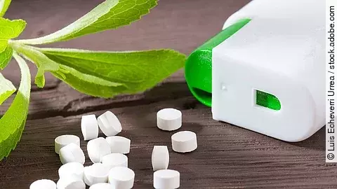 Fresh green Stevia herb and extract powder - Stevia rebaudiana. frische Stevia-Blätter, Süßstoffspender und Süßstofftabletten