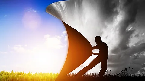 Mann reißt virtuellen Vorhang mit grauen Wolken auf für schönes Wetter