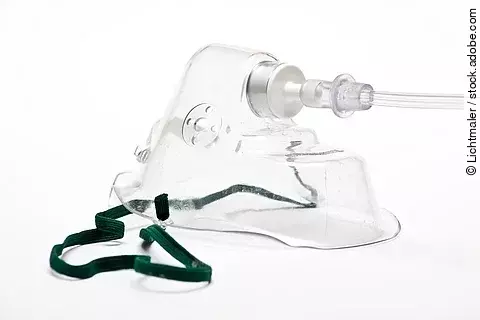 Beatmungsmaske auf weißem Hintergrund 