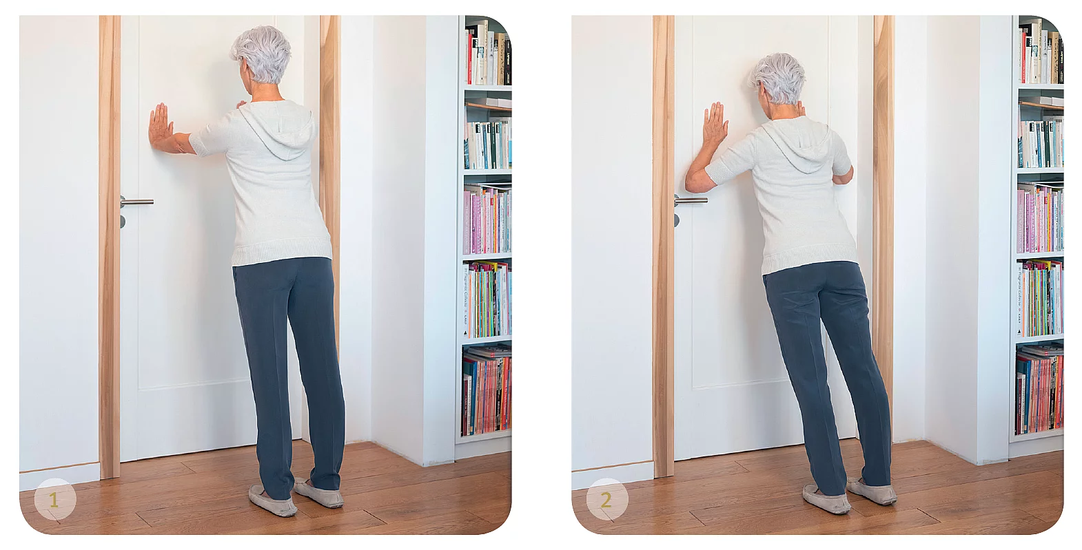 Seniorin macht Übungen an einer Tür.
