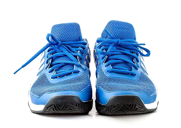 modern tennis shoe on white background blaue Turnschuhe