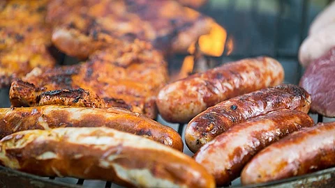 Grill mit Bratwürsten und Steak