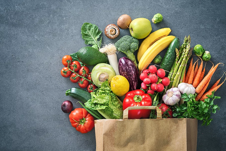 Papier-Einkaufstüte mit frischem Obst und Gemüse